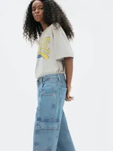 Pantalón de jean celeste, corte recto, con bolsillos cargo laterales.
