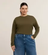 Blusa de manga larga color verde militar, confeccionada en tejido rib de viscosa certificada, con cuello redondo y corte holgado.