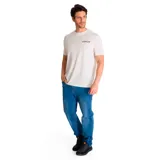 Remera de hombre color crudo, de corte recto y manga corta, con logo de Caterpillar estampado en el pecho.