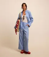 Pantalón de tricolina con estampado de rayas verticales, corte wide leg, elástico y lazo en la cintura.