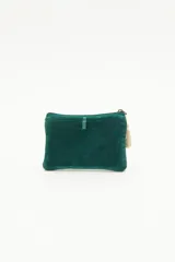 Bolso mini de terciopelo color verde con bordado de flores rojas y amarillas. Tiene cierre con borla.