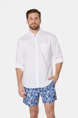 Short de baño celeste con estampado de hojas blancas, cintura elástica con cordón ajustable, dos bolsillos laterales y suspensor de malla fina.