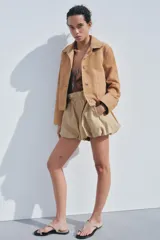 Chaqueta de mujer realizada en piel de ante color beige. Tiene cuello solapa, manga larga, bolsillos de plastrón en delantero y cierre frontal con botones.