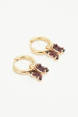 Aros tipo argolla dorados con dije colgante de mariposa translúcida color lila.