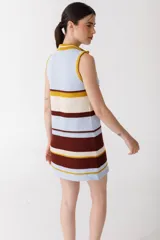 Vestido corto de punto con rayas horizontales en color rojo, marrón, beige y rosa. Tiene cuello alto con cierre de cremallera dorada y diseño sin mangas.