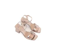 Sandalia de cuero color peltre con pulsera al tobillo y taco bloque de 8 cm.