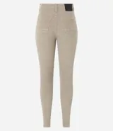 Pantalón skinny de terciopelo cotelê color marrón, con cintura mediana, bolsillos delanteros y traseros, cierre por botón y cremallera.