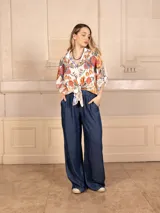 Pantalón ancho de tencel color azul jeans, con bolsillos laterales y cintura elástica.