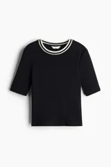 Remera negra de punto con cuello redondo con doble línea blanca, mangas cortas y corte entallado.