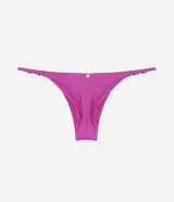 Conjunto de bikini fucsia con corpiño con aro y bombacha colaless con adornos laterales.