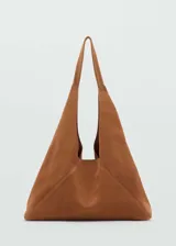 Bolso marrón de gamuza con forro interior de algodón, cierre de botón magnético y asa larga.