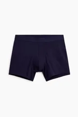 Pack de tres calzoncillos tipo trunk color azul marino, confeccionados en punto elástico con costuras planas, cintura elástica y tecnología Lycra® Xtra Life™.
