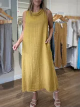 Vestido largo celeste de lino, corte recto y cuello buche.