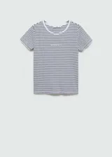 Camiseta blanca con rayas horizontales rojas, cuello redondo y logo estampado en el centro del pecho.