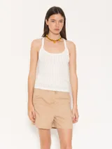 Top blanco de punto con breteles finos y escote redondo. Tejido con textura acanalada vertical.