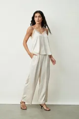 Pantalón negro de corte recto.