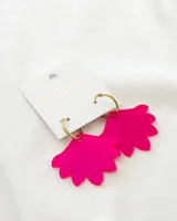 Aros colgantes con forma de flor fucsia, con aro dorado de acero.