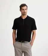 Polo de hombre color negro, de corte regular, manga corta y cuello camisero con cremallera.