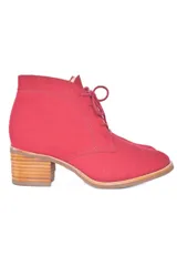 Botines acordonados de cuero color rojo con tacón bloque de madera clara.