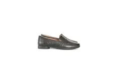 Mocasines de cuero negro con detalle de pespuntes en el empeine.