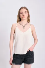 Top crudo de breteles finos y escote en V.