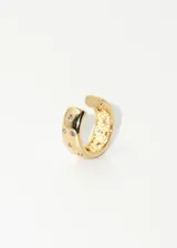Ear cuff ancho en baño de oro de 18k, con zirconias incrustadas y diseño moderno.