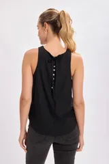Musculosa negra con cuello redondo y sisas amplias.