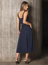 Top azul de sastrería con breteles finos y escote recto.