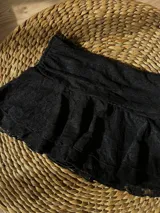 Minifalda negra de encaje con short interno.