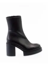 Botín negro de cuero con plataforma y cierre lateral interno.