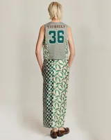 Chaleco con escote en V profundo y cierre frontal con botones. Diseño a rayas verticales verdes y blancas.