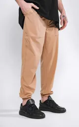 Pantalón de jogging color beige de corte recto, con elástico en la cintura y puños.