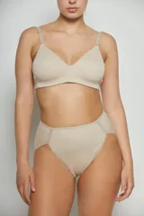 Corpiño blanco sin aro, de tricot con preformado en las tazas y breteles anchos regulables.
