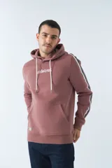 Buzo canguro color ladrillo con capucha, bolsillo delantero y logo de la marca bordado en blanco. Presenta dos líneas verticales blancas y grises en las mangas.