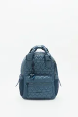 Mochila azul de nylon matelassé con diseño de corazones. Tiene bolsillo frontal con cierre, porta-notebook en el interior y llavero de corazón desmontable.