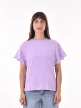 Remera lila de algodón con mangas cortas con detalle de calado.