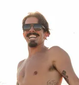 Lentes de sol con montura de madera color marrón y lentes grises.