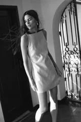 Vestido corto sin mangas en tejido brocado color crema con hilos brillantes en la trama. Modelo ajustado con breteles finos y escote recto alto. Cierre oculto en la parte de atrás. Forrado.