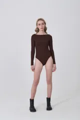 Body blanco de manga larga, corte ajustado al cuerpo, con escote bote.