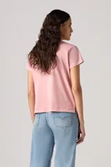 Remera rosa de algodón con cuello redondo y mangas cortas. Estampado frontal con el logo de Levi's y el número 73 en color bordó.