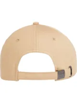 Gorra de béisbol color beige con visera ribeteada con cinta tricolor (rojo, blanco, azul). Presenta el logo de Tommy Hilfiger bordado en el frente.