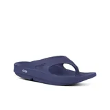Sandalias negras de goma con tecnología OOfoam para mayor absorción de impacto y soporte en el arco del pie.