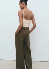 Top ajustado color crema con tirantes finos y escote cuadrado.