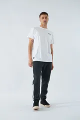 Pantalón de jogging gris oscuro de felpa con puños, cintura ajustable con cordón y logo estampado en la pierna.