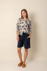 Camisa de dama estampada con palmeras color azul.