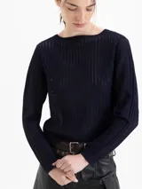 Sweater blanco de tejido de punto con rayas transparentes y escote redondo al frente y profundo en la espalda.