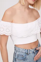 Top blanco strapless con volado de broderie con calados.