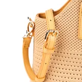 Cartera tipo shopper color beige con diseño tejido calado y logo XL en el centro. Tiene doble asa corta y correa larga regulable extraíble.