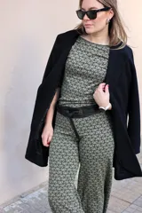 Pantalón palazzo de punto fino con estampado geométrico en tonos azulados.