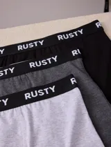 Pack de tres bóxers Rusty con cintura elástica y logo de la marca.